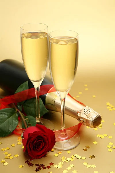 Glasses of champagne with red rose — Stock Photo, Image