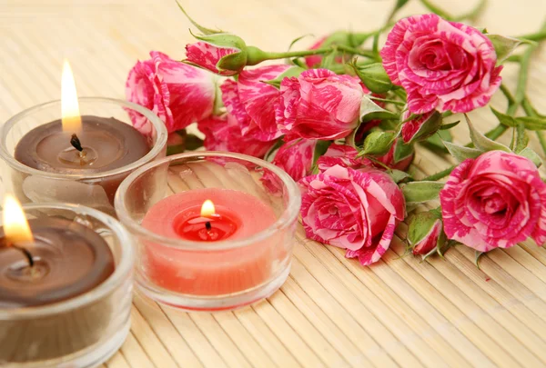 Bodegón con velas y rosas rosadas — Foto de Stock