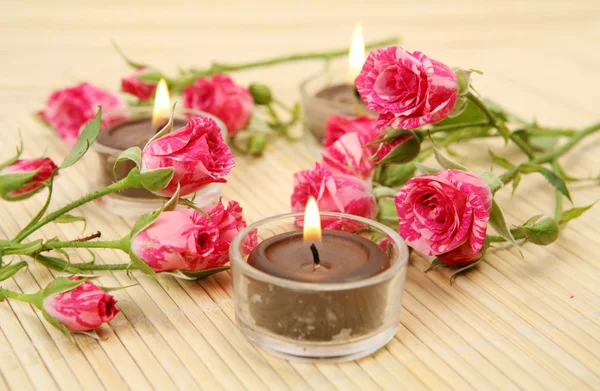 Bodegón con velas y rosas rosadas — Foto de Stock