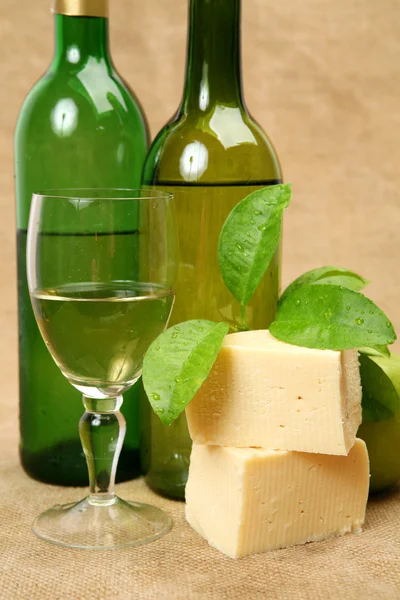 White wine and cheese — Stock Photo, Image