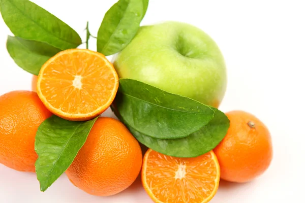 Mogen tangeriner med äpple och blad — Stockfoto