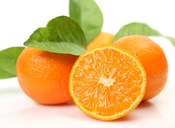 Ripe tangerines with leaves — Stock Photo, Image