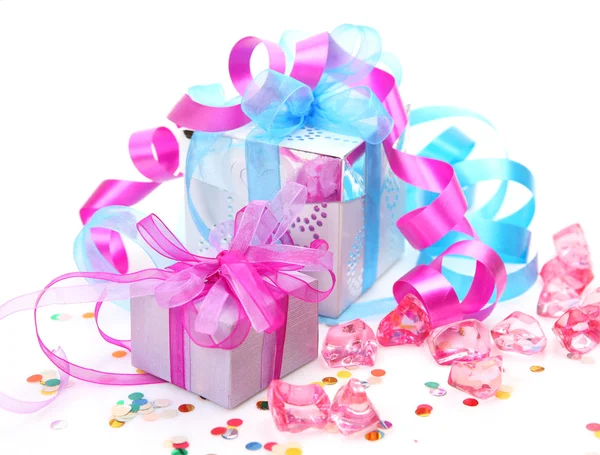 Geschenkboxen mit rosa und blauen Bändern — Stockfoto