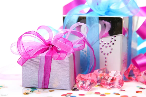 Κουτιά δώρων με κορδέλες ροζ και μπλε — Φωτογραφία Αρχείου