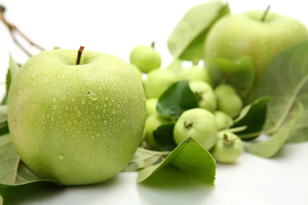 Gröna äpplen med blad — Stockfoto