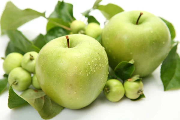 Grüne Äpfel mit Blättern — Stockfoto