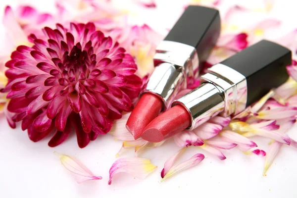 Zwei rote Lippenstifte und Chrysanthemen — Stockfoto