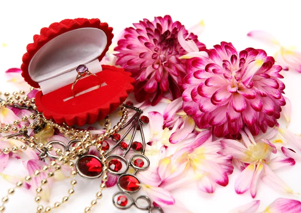 Złoty pierścionek, biżuteria, kwiaty — Zdjęcie stockowe