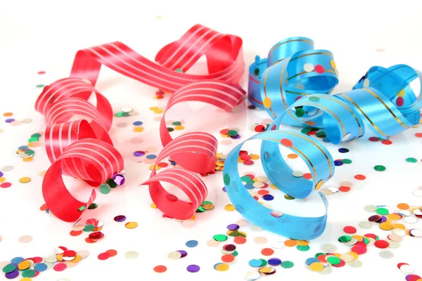 Slingers en kleurrijke confetti — Stockfoto