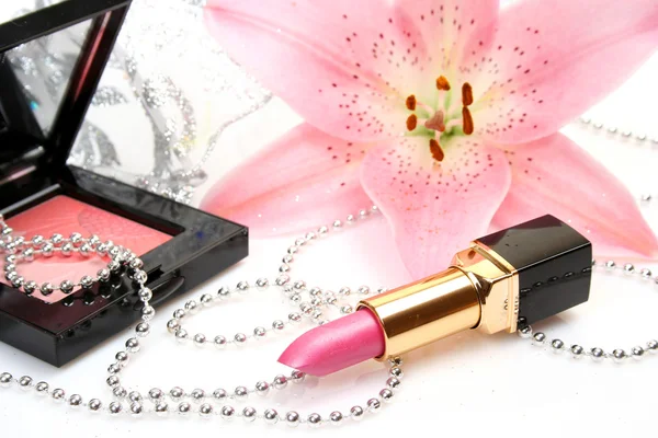 Dekorative Kosmetik mit Lilienblüten — Stockfoto