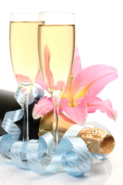 Champagne, lily bloem en blauwe tape — Stockfoto