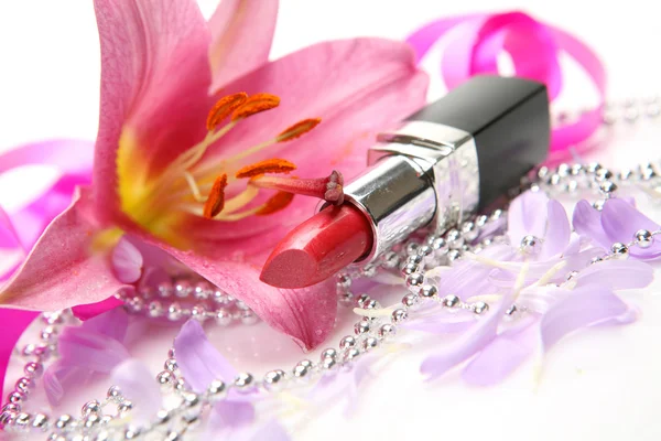 Lippenstift en lily bloem — Stockfoto