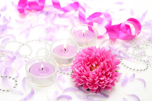 Kwiaty, świece i wstążki — Zdjęcie stockowe