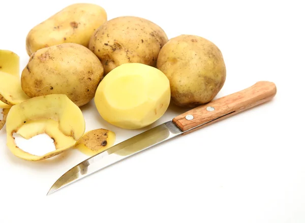 Patatas crudas y cuchillo — Foto de Stock