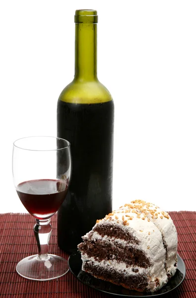 Şarap şişesi ve kek — Stok fotoğraf
