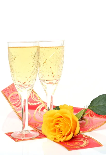 Champanhe e fita decorativa com rosa — Fotografia de Stock