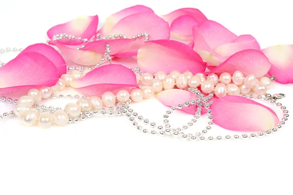 Pink rose petals and pearls — Stock Photo, Image