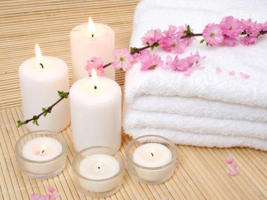 Beyaz havlu çiçek ve mum