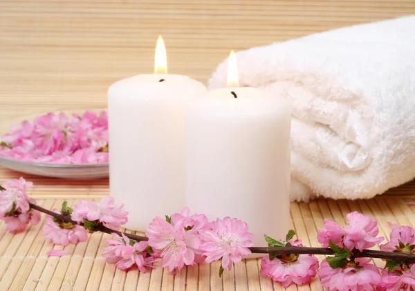 White towels with flowers and candles — Stock Photo, Image