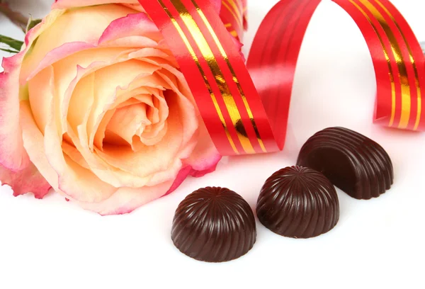 Caramelle al cioccolato con rosa e nastro — Foto Stock