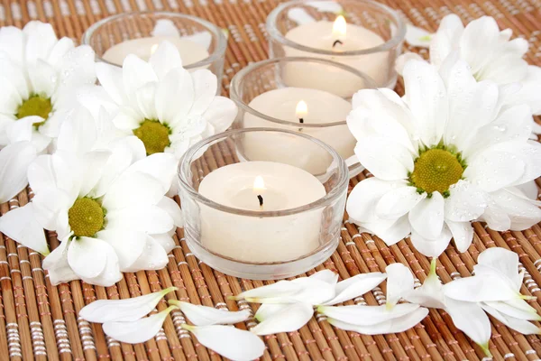 Flores e velas close-up — Fotografia de Stock