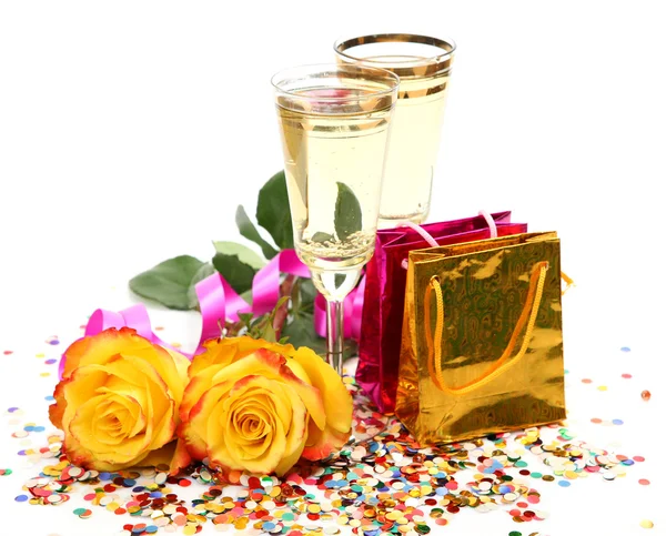 Champagne, rose gialle e confezioni regalo — Foto Stock