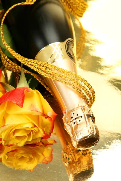 Champagne and yellow roses — Stock Photo, Image