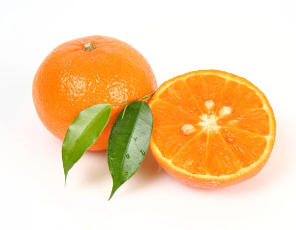 Färska tangerine på vit — Stockfoto