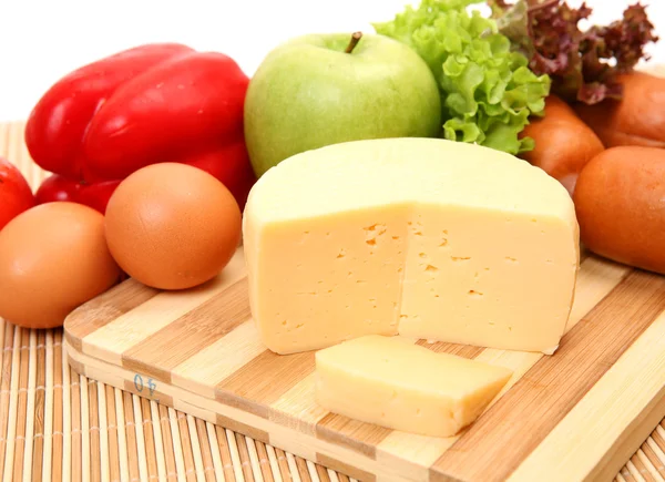 Grönsaker, frukt, ost och korv — Stockfoto
