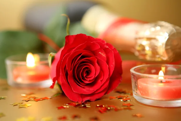 Champán con rosa, velas y confeti — Foto de Stock