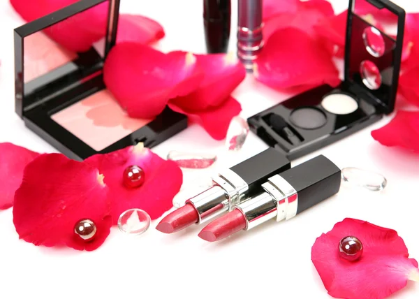 Декоративная косметика с лепестками роз — стоковое фото
