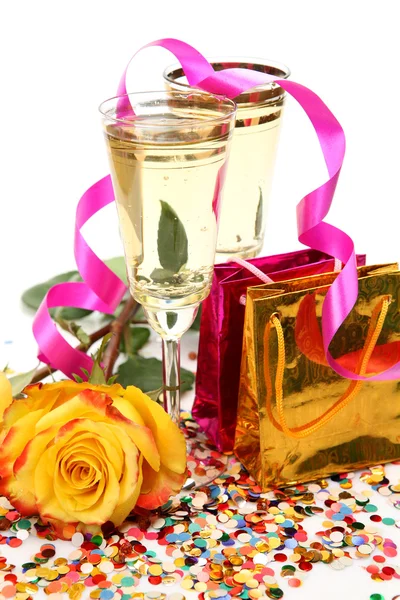 黄色的玫瑰和当前框的香槟 — 图库照片