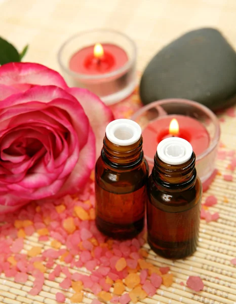 Aromatische olie en rose en kaarsen — Stockfoto