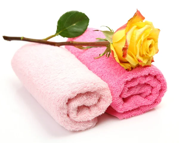 Olled towels with yellow rose — Stock Photo, Image