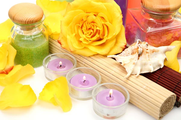 Exfoliante con flores y velas — Foto de Stock