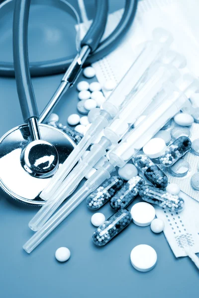 Estetoscópio com pílulas em branco — Fotografia de Stock