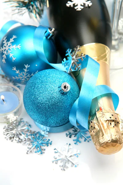 Champanhe e esferas decorativas — Fotografia de Stock