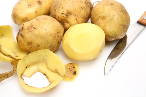 Patatas y cuchillo sobre blanco — Foto de Stock