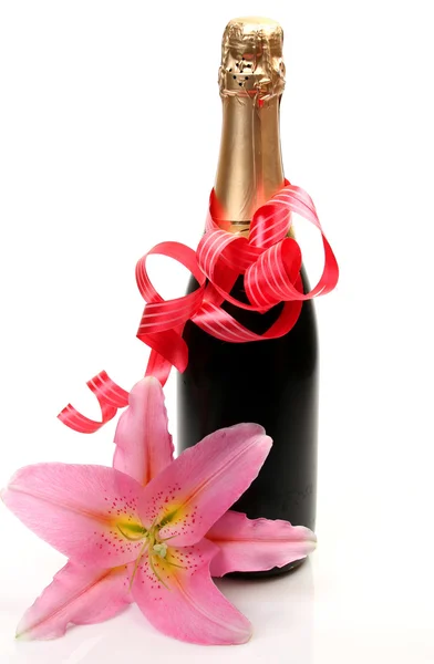 Beyaz şampanya ve pembe çiçek — Stok fotoğraf