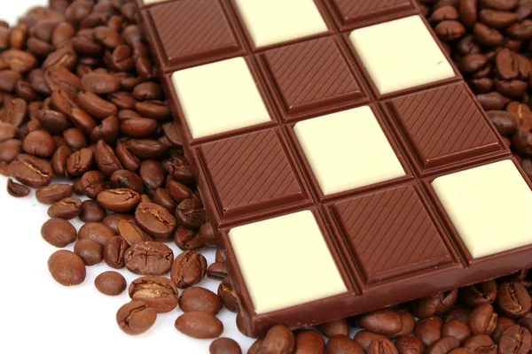 Chocolate sabroso con granos de café —  Fotos de Stock