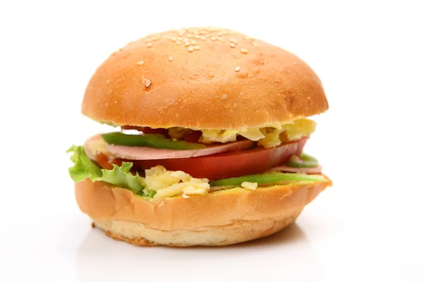 Большой вкусный гамбургер — стоковое фото