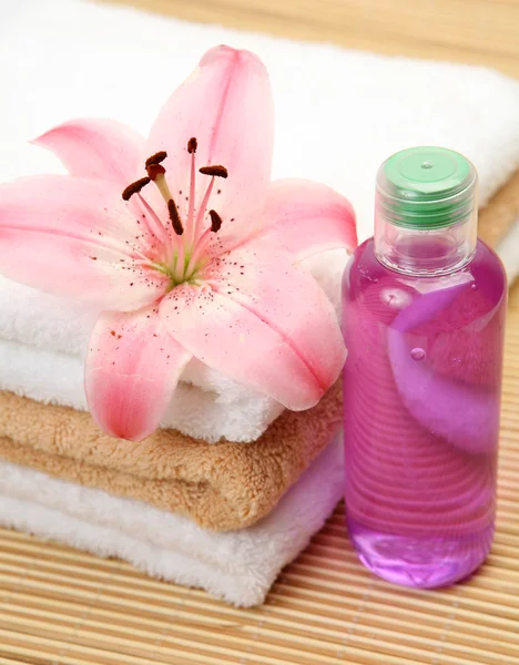 Towels with body care lotion — Stock Photo, Image