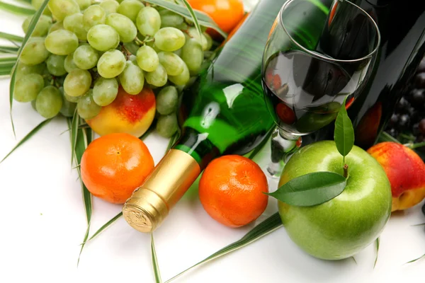 Wine with different type of fruits — Stock Photo, Image