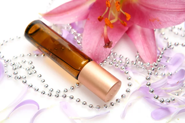 Rózsaszín liliom és parfüm — Stock Fotó