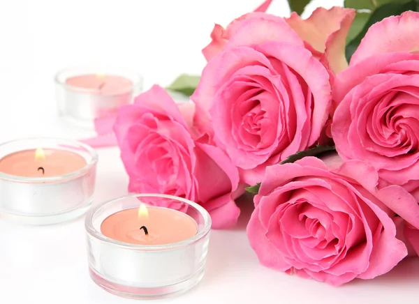 Rosas y velas rosadas — Foto de Stock