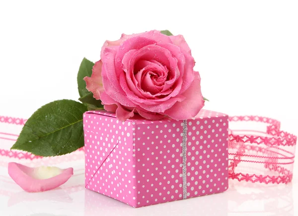 Pink Roses and a box with gift — Stock Photo, Image