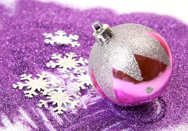 Bola decorativa de Navidad con copos de nieve — Foto de Stock