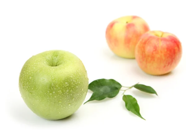 Manzanas maduras con gotas de agua — Foto de Stock