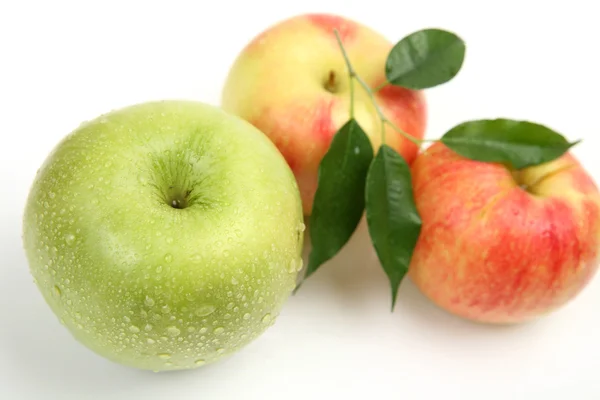 Manzanas maduras con gotas de agua —  Fotos de Stock