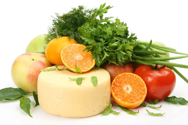 Frutas maduras, legumes, verduras e queijo — Fotografia de Stock